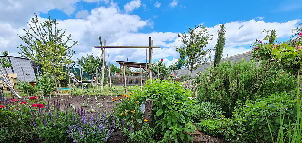 Garten mit Schaukel am Caprahof