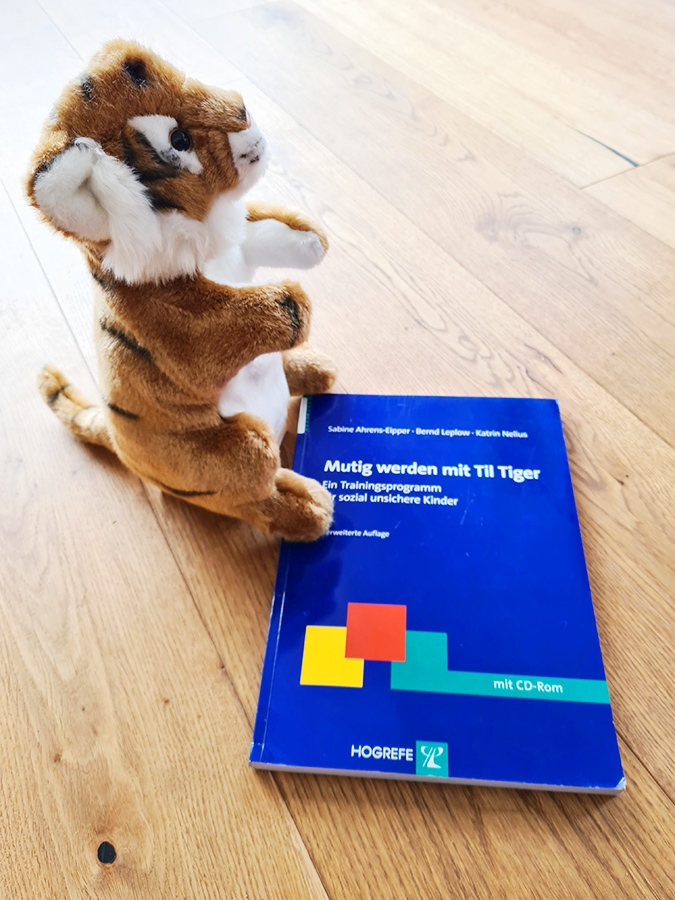Plüschtiger und Buch "Mutig werden mit Tiger"